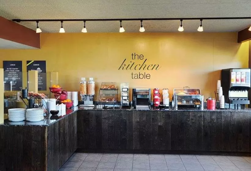 בית מלון כפרי Travelway Inn Sudbury