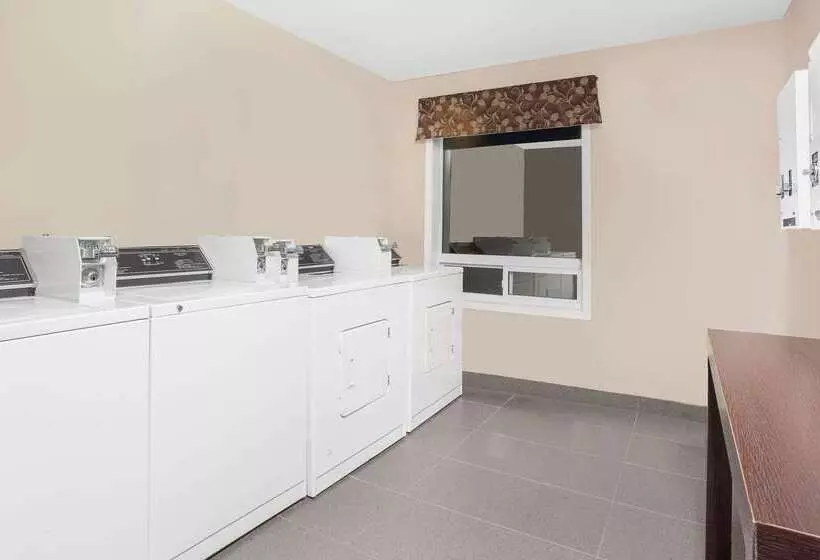 モーテル Super 8 By Wyndham Brandon Mb