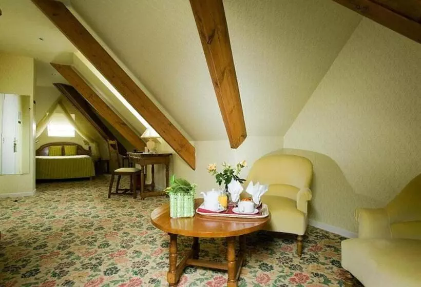 Отель Logis   Belle Hôtel, Lille Ouest