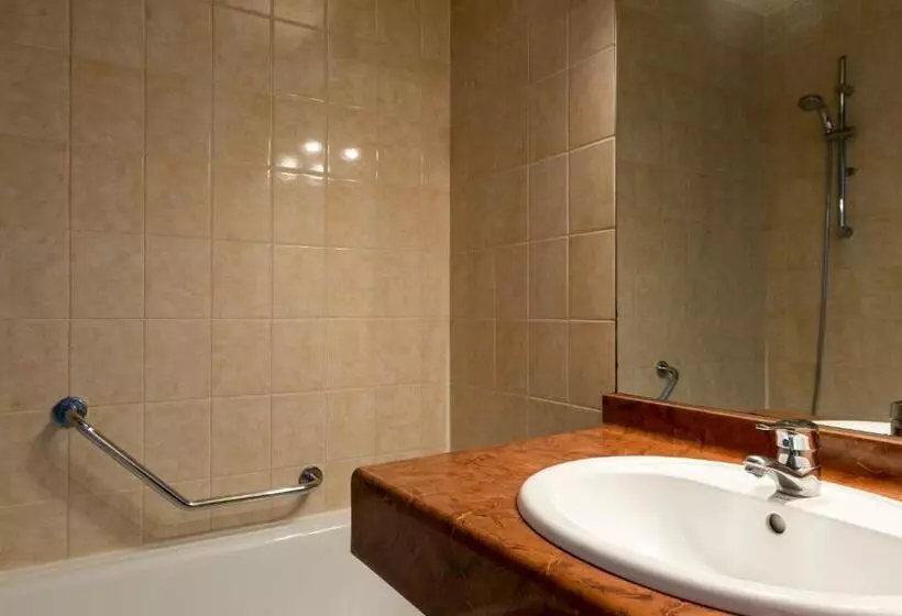 Отель Logis   Belle Hôtel, Lille Ouest