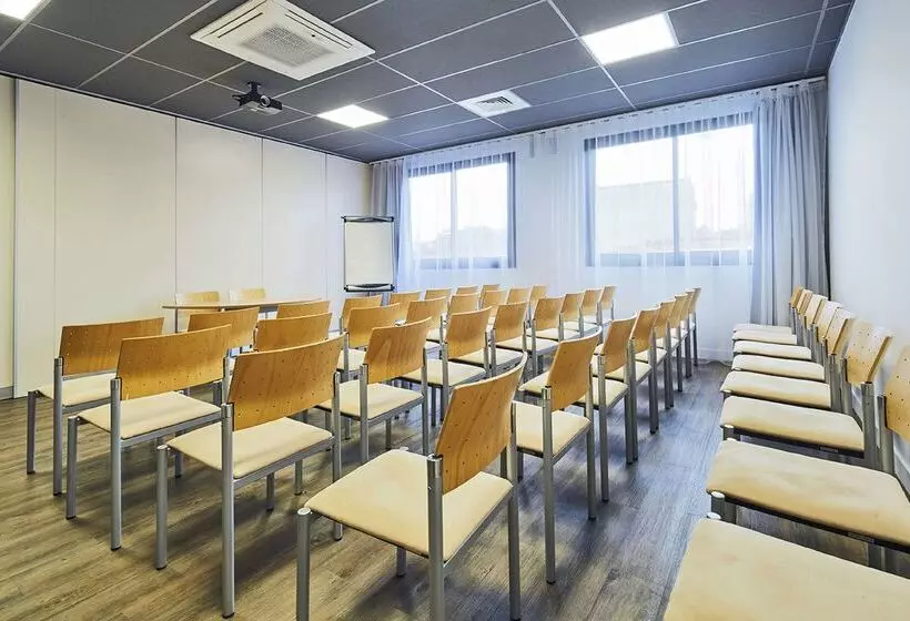 Отель Kyriad Paris Ouest Bezons La Défense