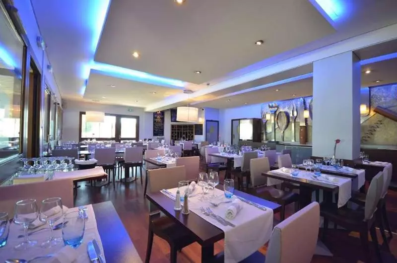 Отель Kyriad Dijon Est  Mirande