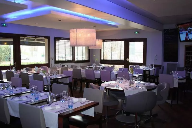 Отель Kyriad Dijon Est  Mirande