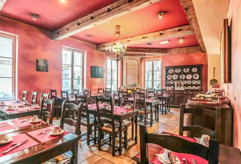 Отель Hôtel Du Théâtre Centre Historique Parking Souterrain Gratuit