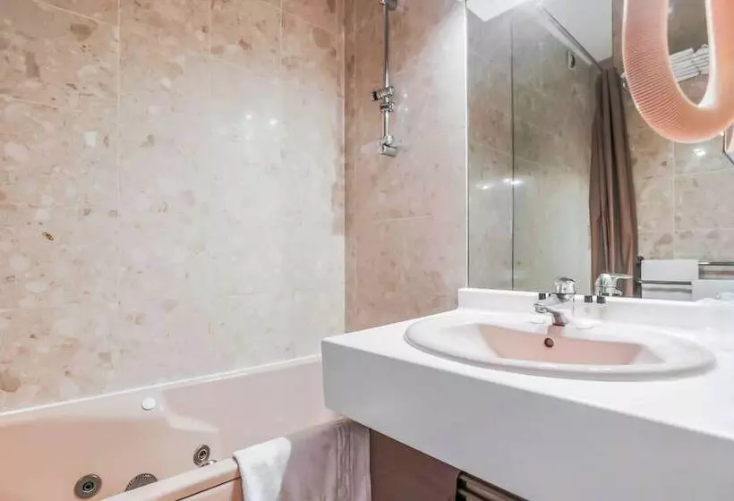 Отель Hôtel Du Théâtre Centre Historique Parking Souterrain Gratuit