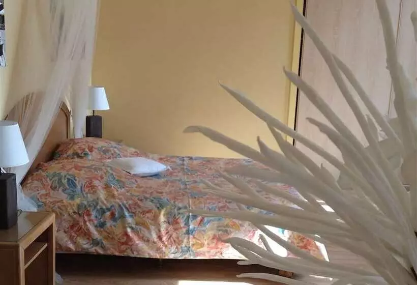 Отель Hôtel Du Théâtre Centre Historique Parking Souterrain Gratuit