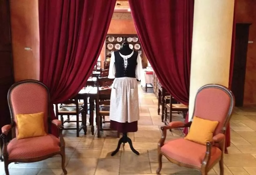 Отель Hôtel Du Théâtre Centre Historique Parking Souterrain Gratuit