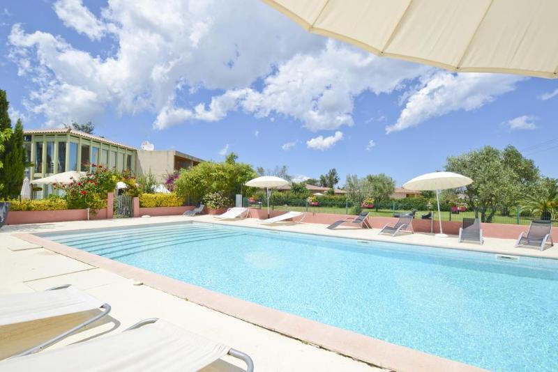 هتل Hôtel Les Jardins