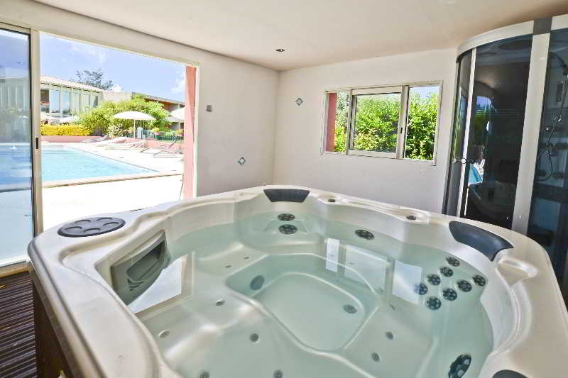 هتل Hôtel Les Jardins