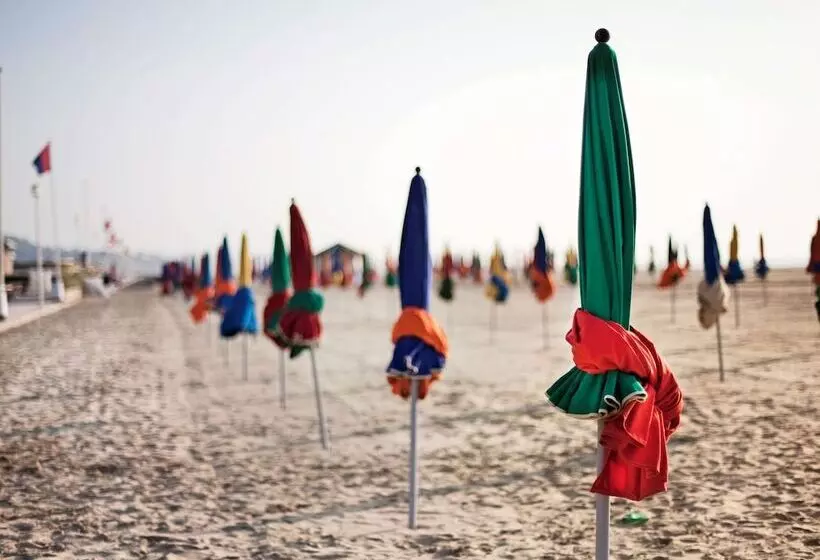 Отель Mercure Deauville Centre