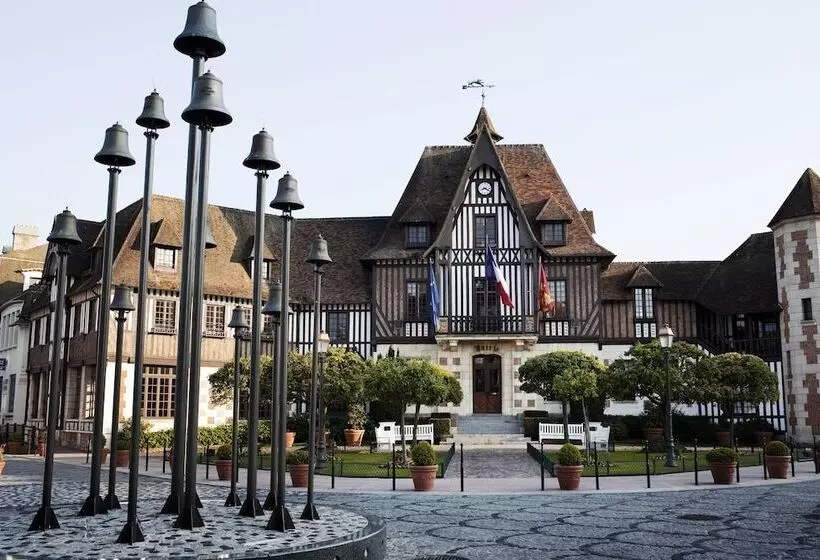 Отель Mercure Deauville Centre