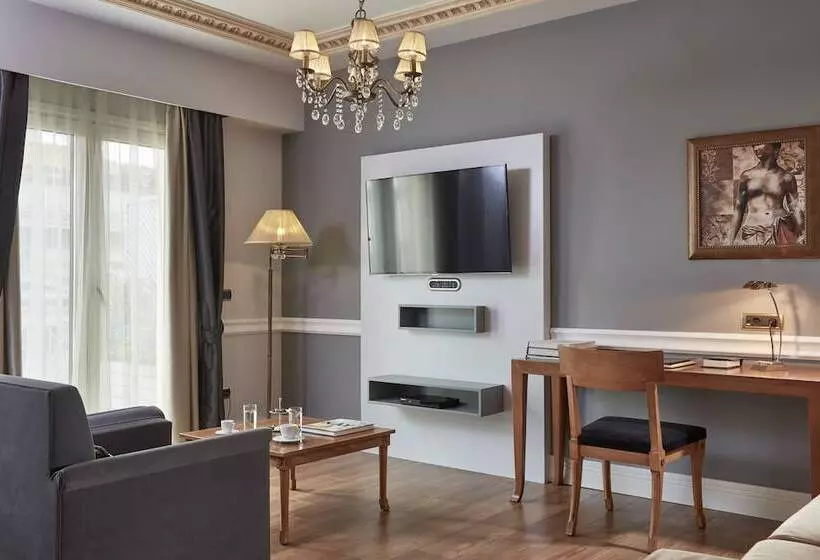 Ava Hotel And Suites