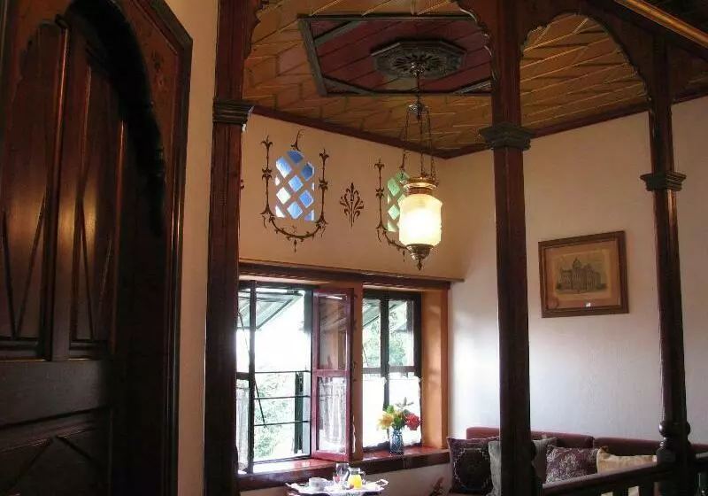 Hotel Glorious Peleys