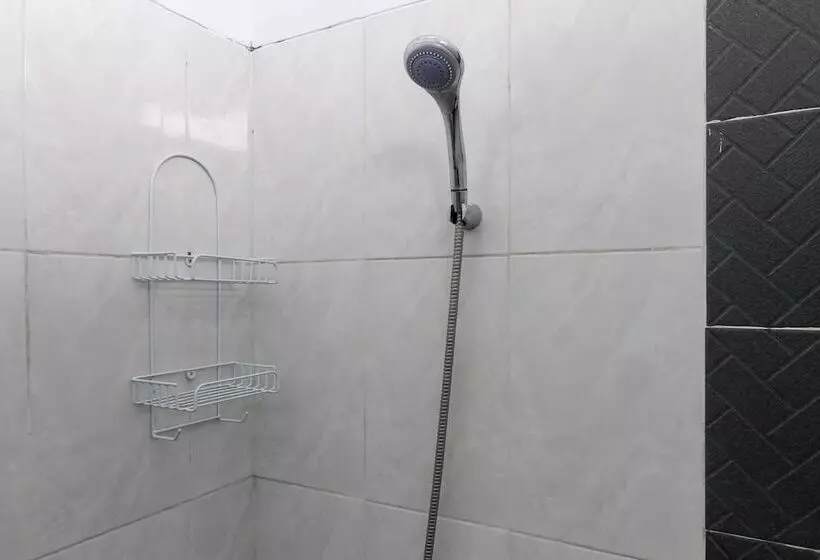 ペンション Reddoorz @ Jagakarsa 2