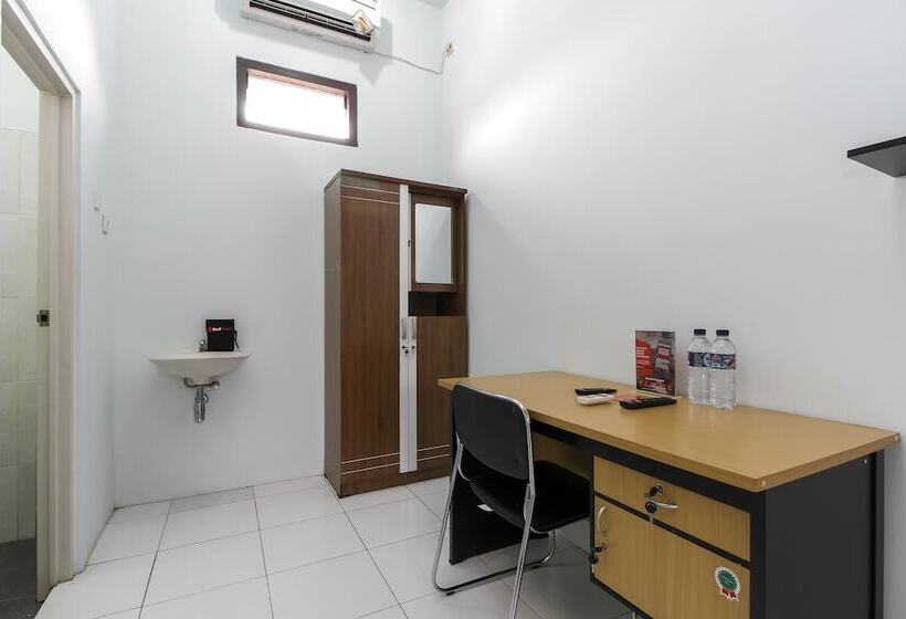 بنسيون Reddoorz @ Jagakarsa 2