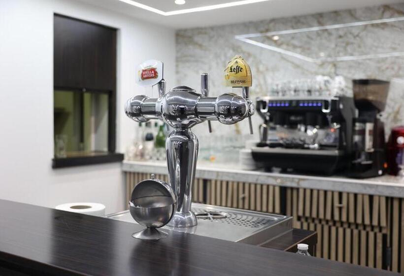 ホテル Hôtel Restaurant Clément Ader