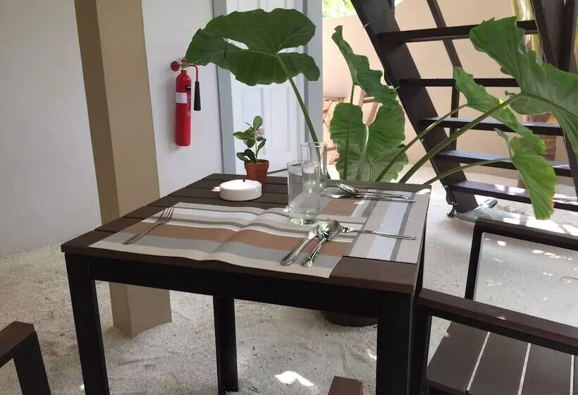 هتل Ithaa Inn Kamadhoo