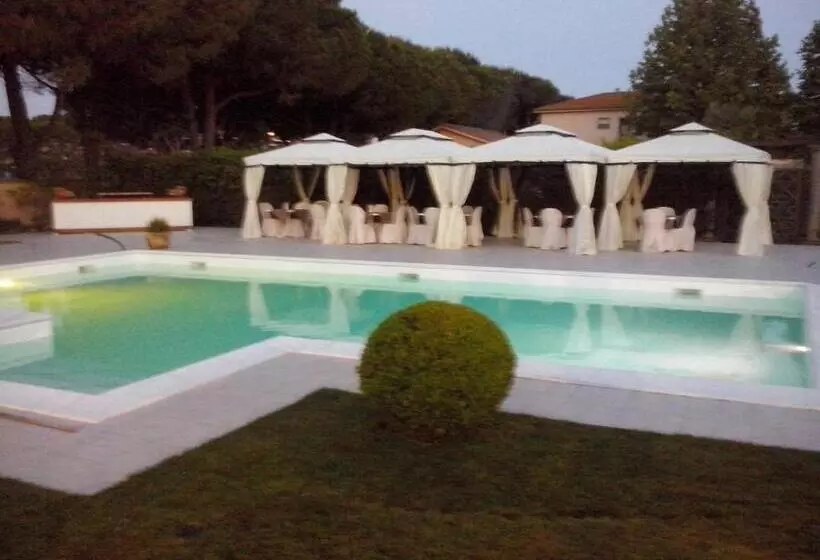 Отель Velcamare