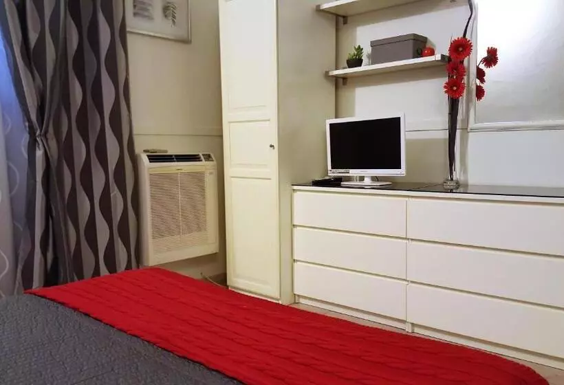 Отель Velcamare