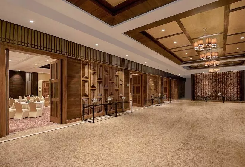 ホテル Radisson Blu Plaza Resort & Convention Centre Karjat