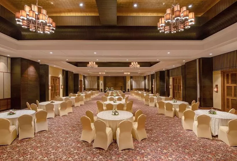 ホテル Radisson Blu Plaza Resort & Convention Centre Karjat