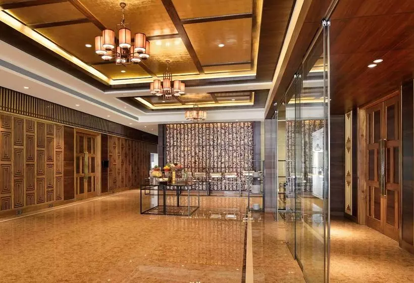 ホテル Radisson Blu Plaza Resort & Convention Centre Karjat
