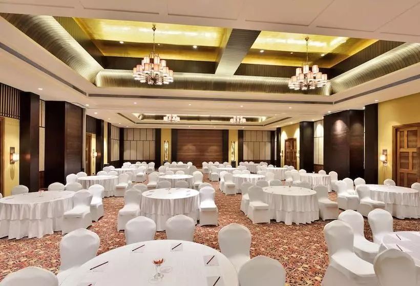 ホテル Radisson Blu Plaza Resort & Convention Centre Karjat