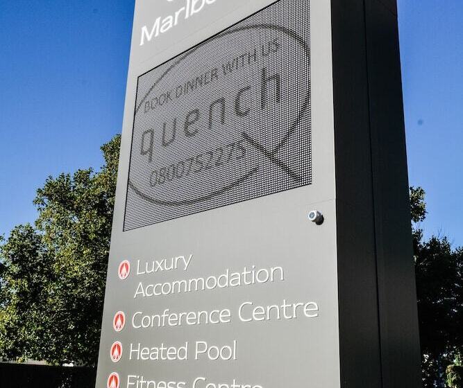 בית מלון כפרי Carnmore Chateau Marlborough