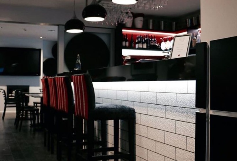 בית מלון כפרי Carnmore Chateau Marlborough