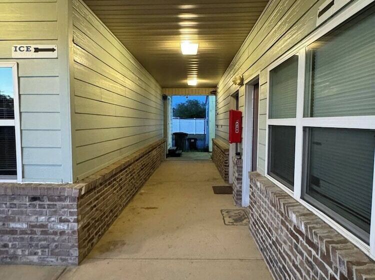 モーテル Weiss Lake Lodge