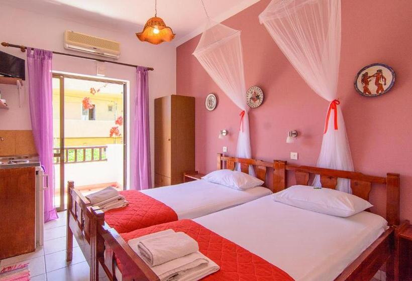 פנסיון Savas Rooms