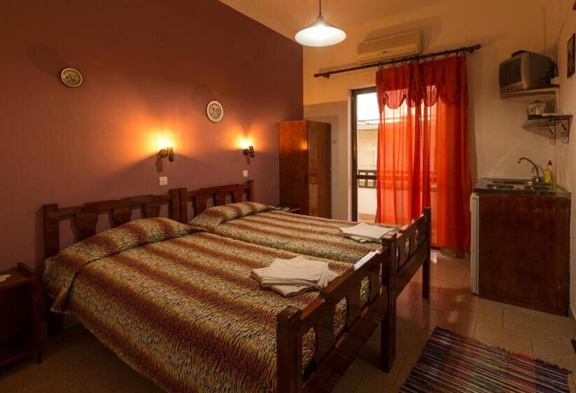 פנסיון Savas Rooms