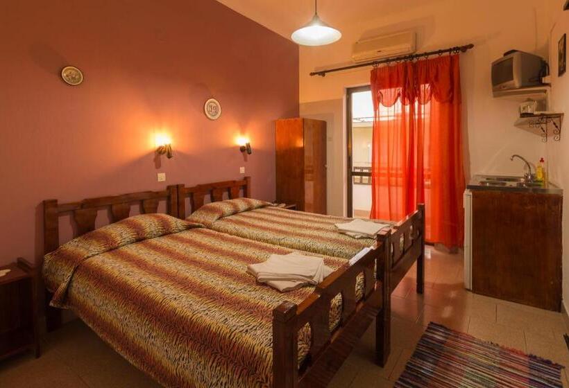 פנסיון Savas Rooms