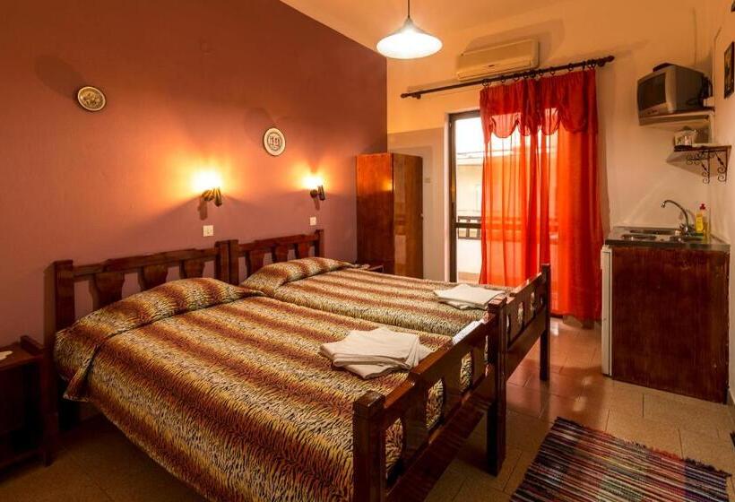 פנסיון Savas Rooms