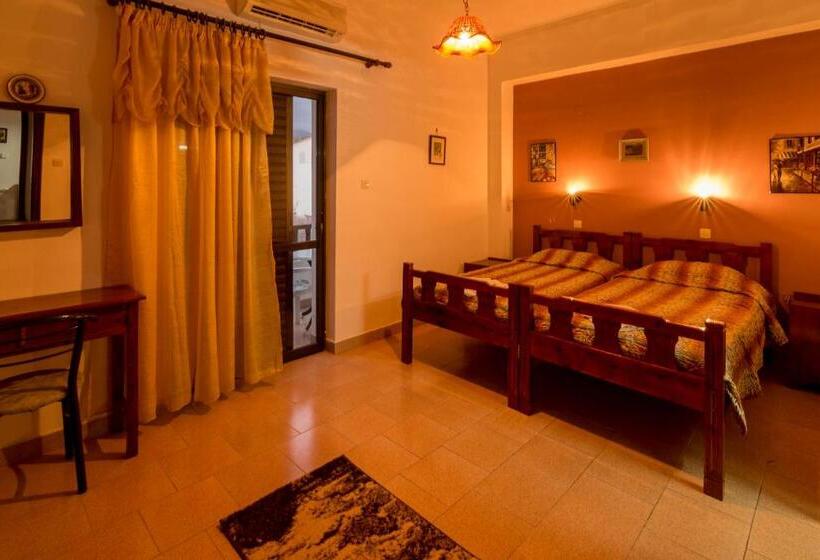 פנסיון Savas Rooms