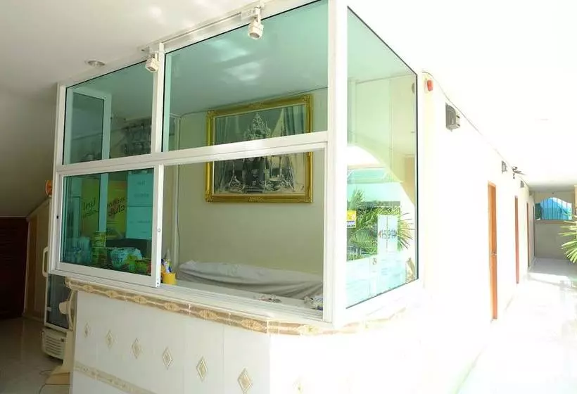 Hotelli R J House Resort