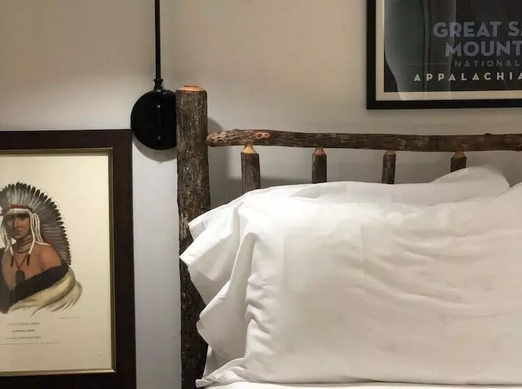 مسافرخانه Highlander Mountain House