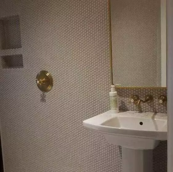 مسافرخانه Highlander Mountain House