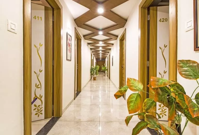 Fabhotel Royal Palace