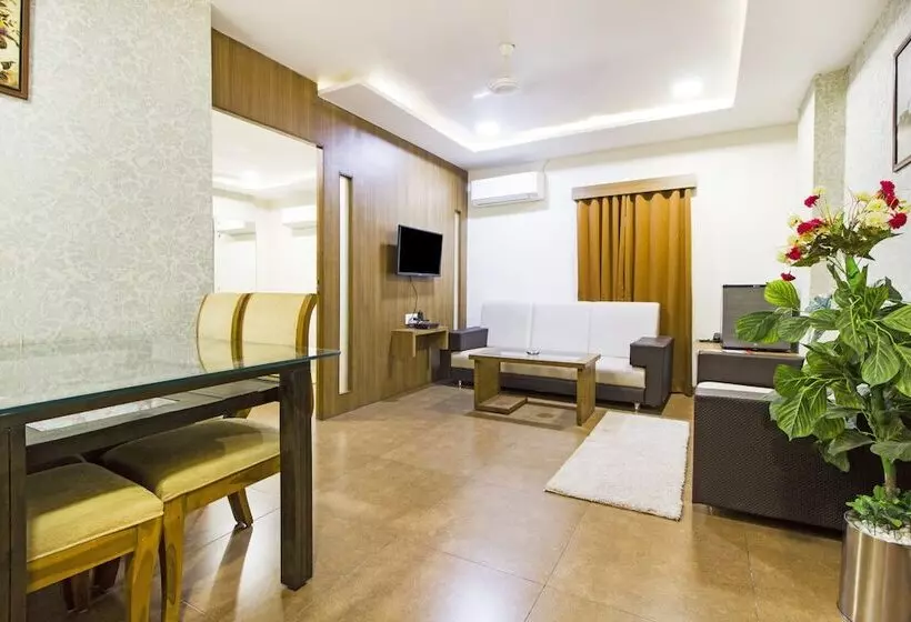 Fabhotel Royal Palace