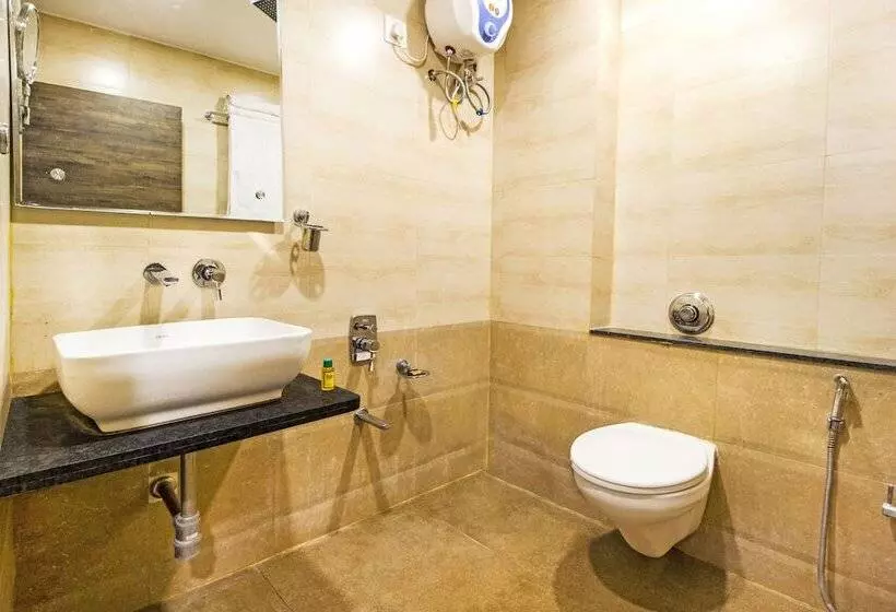 Fabhotel Royal Palace