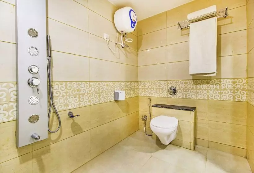 Fabhotel Royal Palace
