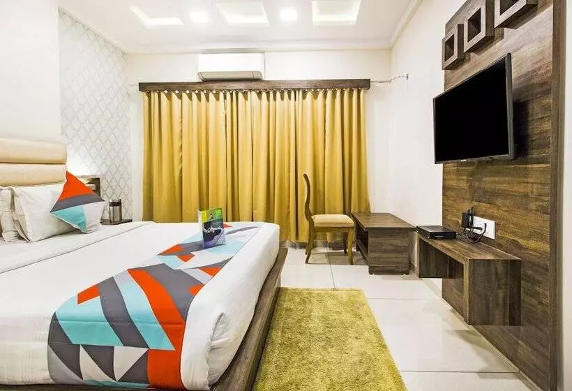 Fabhotel Royal Palace