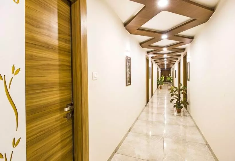 Fabhotel Royal Palace