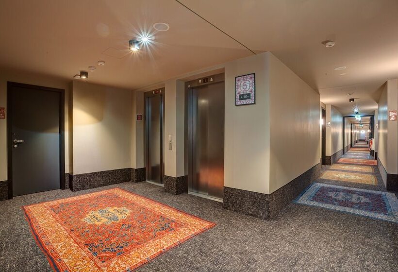 Schulz Hotel Berlin Wall At The East Side Gallery