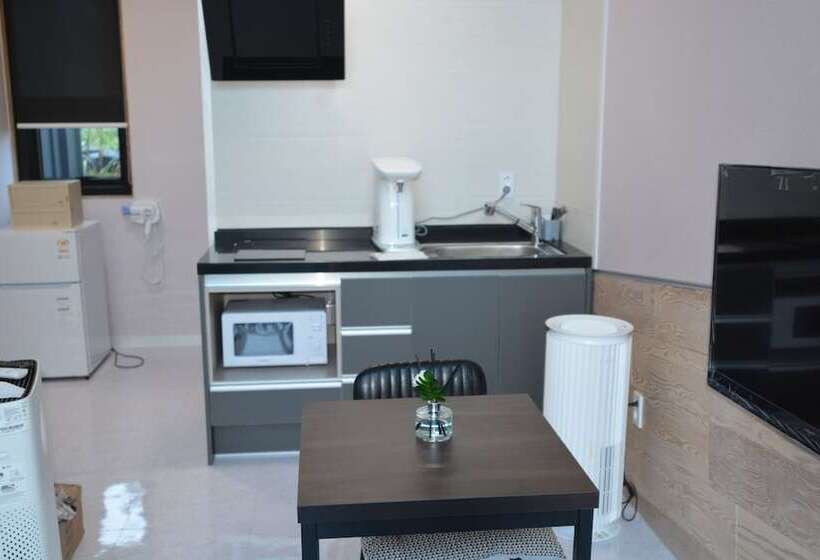 Pensione Donkey And Dog