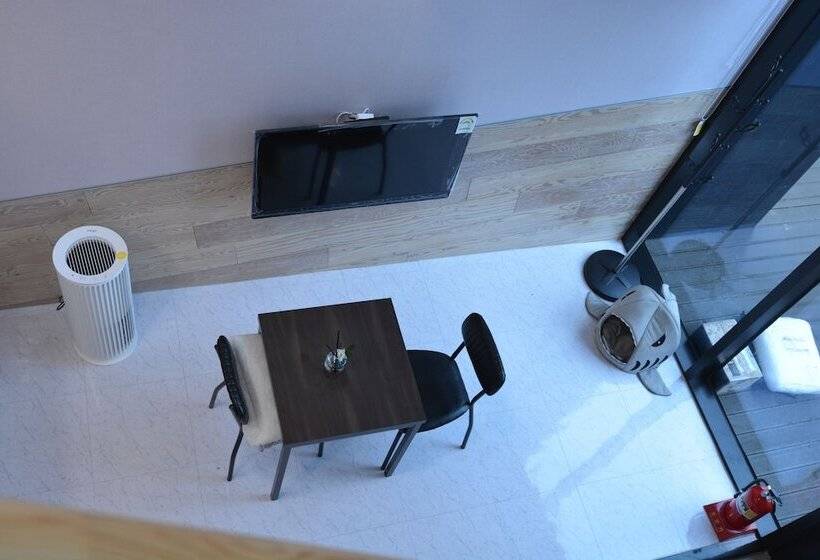 Pensione Donkey And Dog