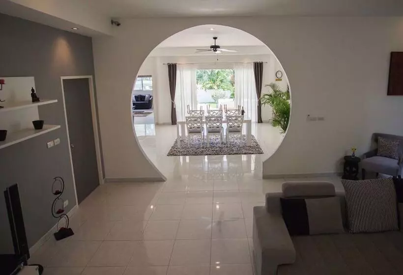 Blissful Tropical Stay At Sealavie Villa