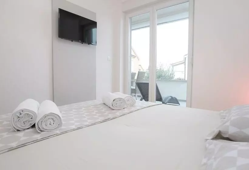 Apartments Tomana