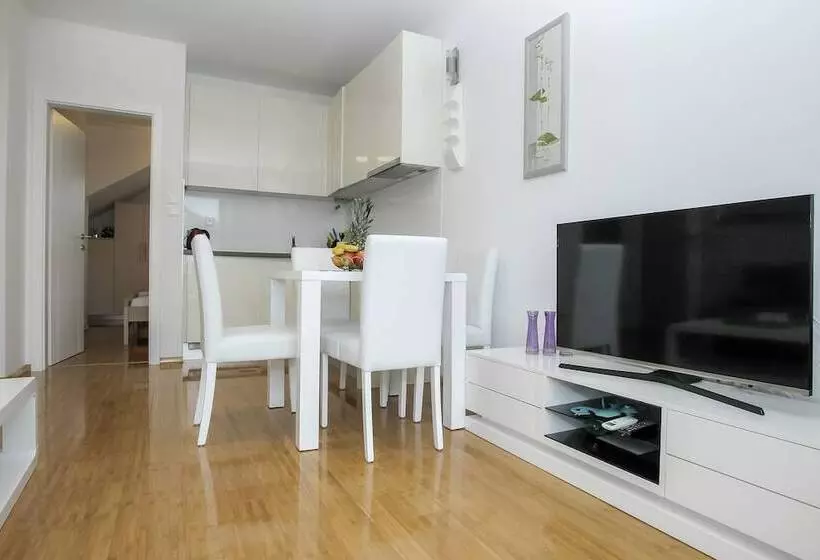 Apartments Tomana
